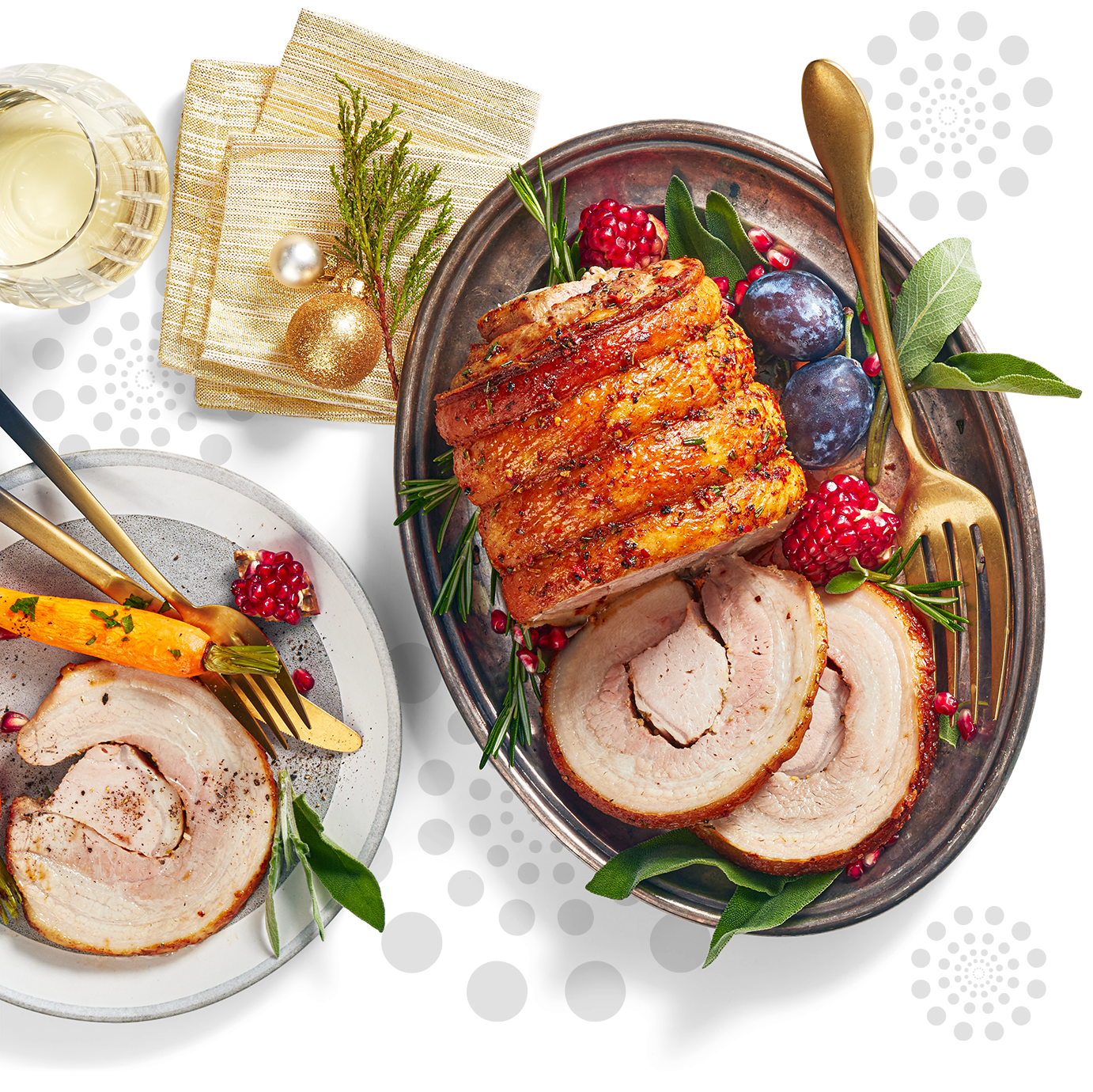 Un plateau ovale avec la Porchetta Saveurs du monde le Choix du Président à moitié tranchée et des petits fruits pour décorer, à côté d'une assiette avec une tranche de porchetta et une unique carotte.