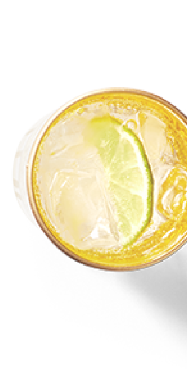 Un verre d'une boisson avec une tranche de lime à la surface vu d'en haut
