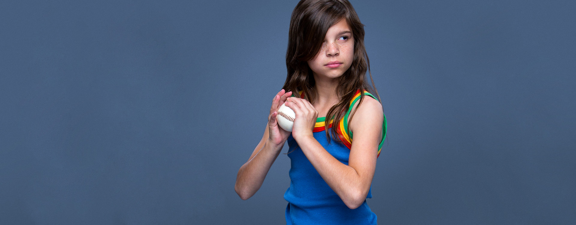 Beyzbol topu tutan genç kız