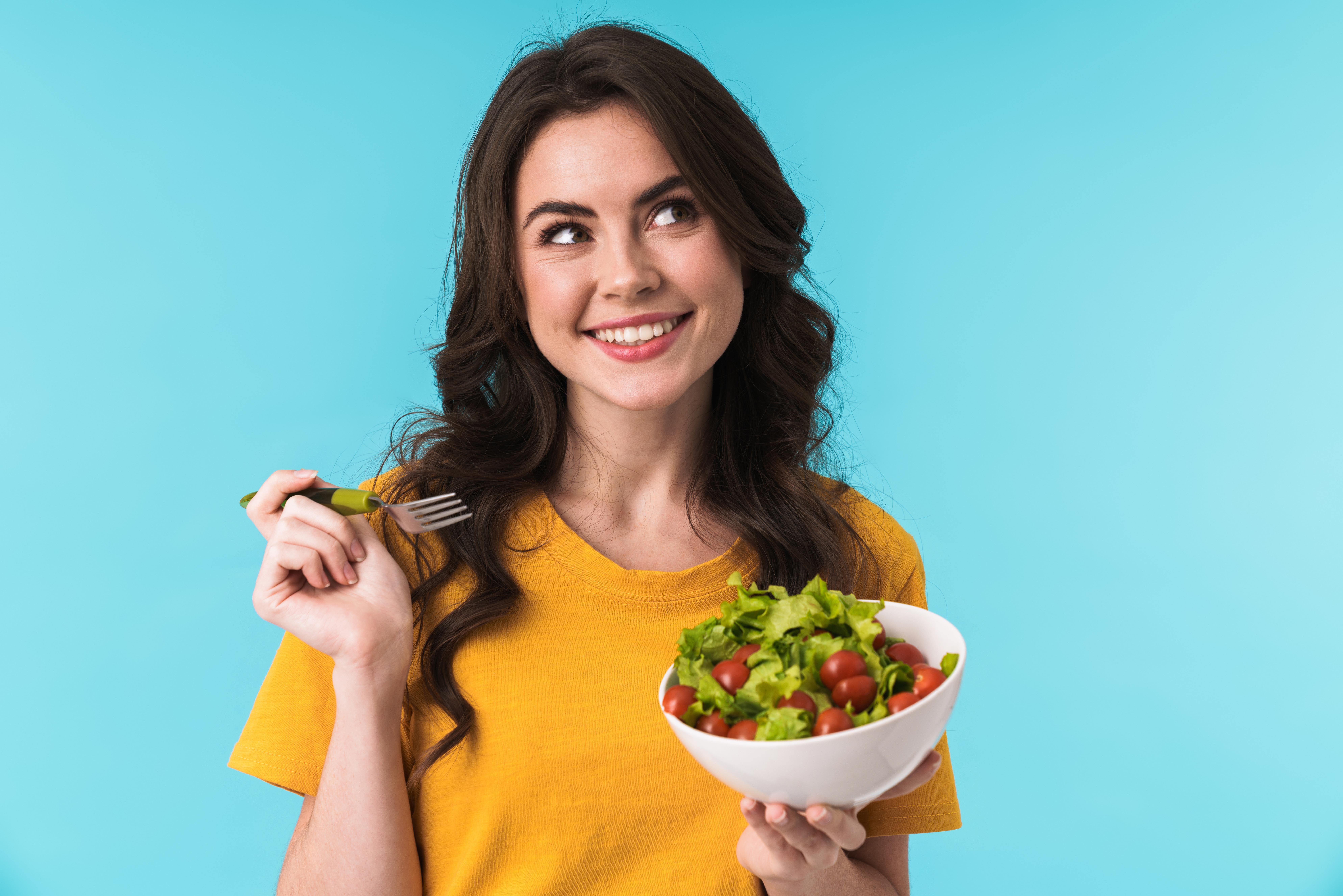 Sağlıklı salata yiyen kadın
