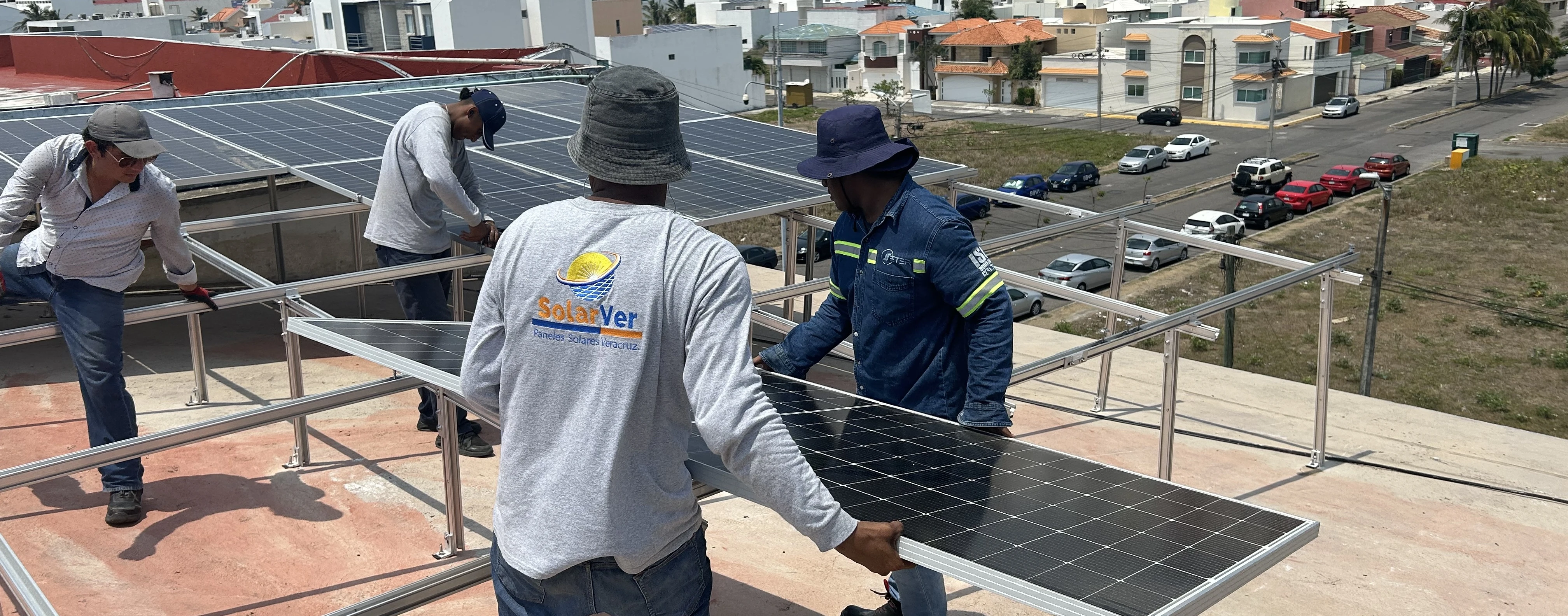 Trabajadores instalando un sistema de paneles solares en un techo