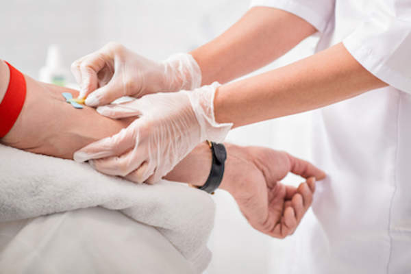 phlebotomist draws blood