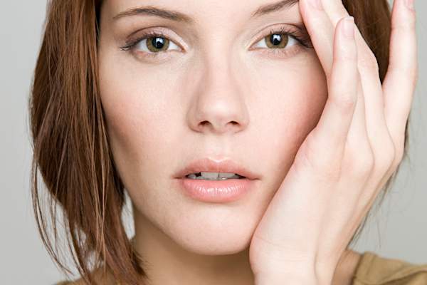 Women rubbing her forehead
