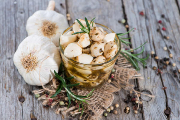 Fresh and grilled cloves of garlic