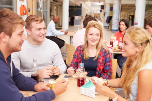 Group of students eating lunch.