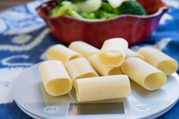 Food scale to weigh and count what you eat