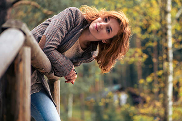 Woman wearing a tweed jacket in the fall.