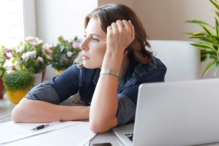 Early menopausal woman is unable to concentrate at work.