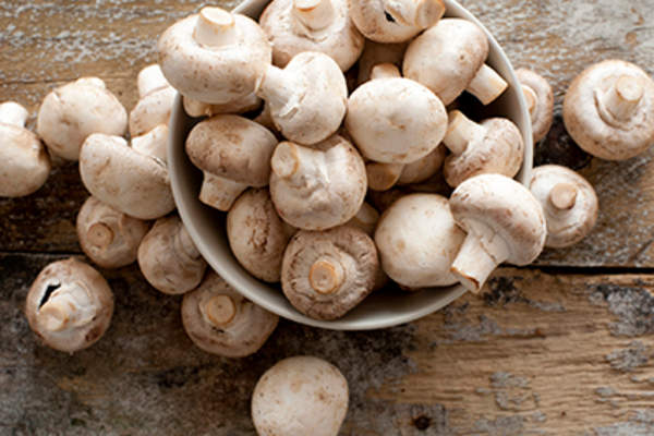 Fresh whole white button mushrooms.