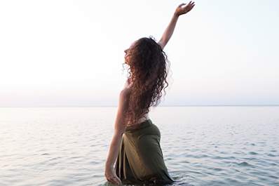 Photographer Miana Jun captures Rebecca Pine in sea.