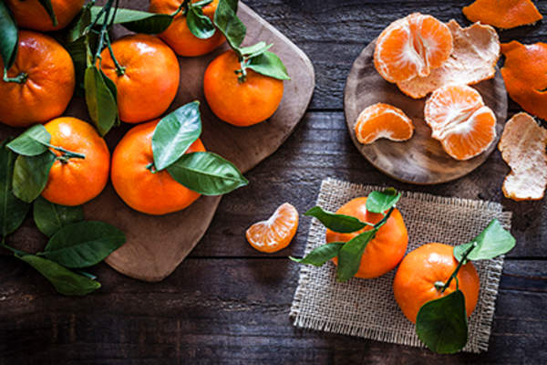 Peeled and unpeeled clementines.
