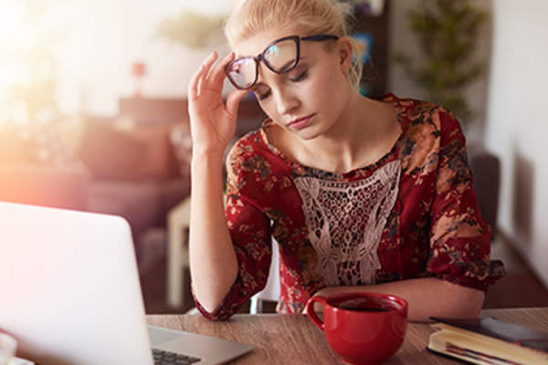 Stressed woman can't concentrate on work.