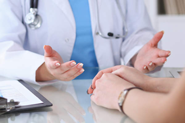 Doctor giving an explanation to a female patient.