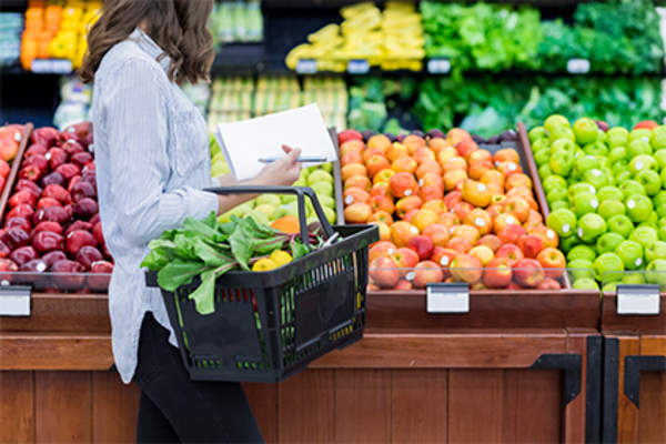 Woman shopping for fresh produce.