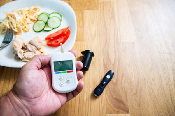 blood glucose monitor and low carb food plate