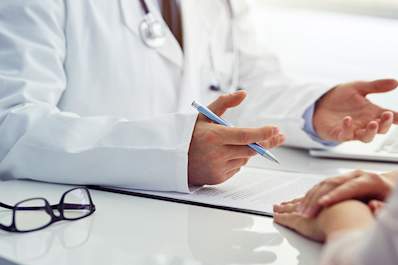 Woman asking doctor important questions about chronic hives.