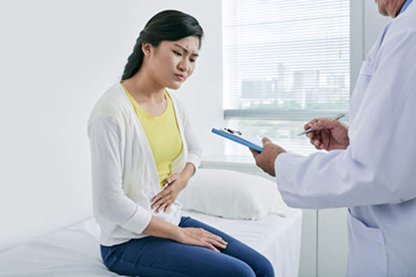 IBD patient talking to a gastroenterologist.
