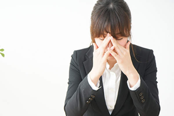 Young woman with dry eyes.