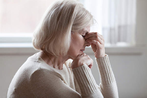 Middle age woman feeling dizzy.