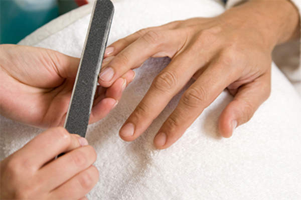 Manicure.