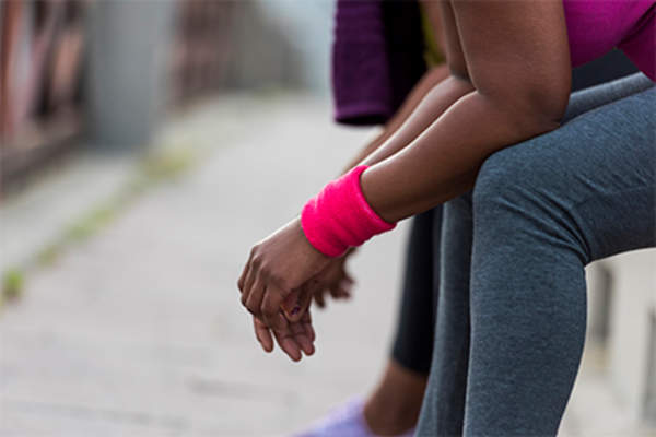 Woman resting during exercise.