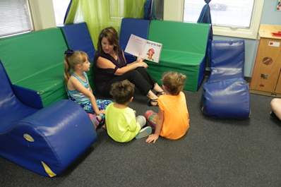 Fibromyalgia advocate Melissa Swanson reads a book to children.