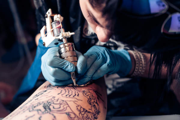 Artist applying tatoo.