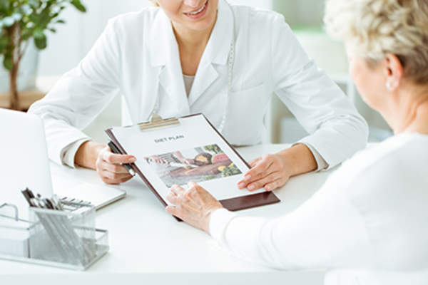 Doctor discussing a diet plan for a patient with IBD.