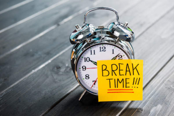 sticky note on alarm clock reads "BREAK TIME!!!"