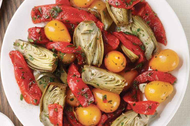 Pepper, tomato, and artichoke salad is a good dish for a diabetes diet.