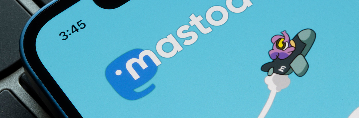 Het Mastodon-logo op de loginpagina van de Mastodon-app op een iPhone.