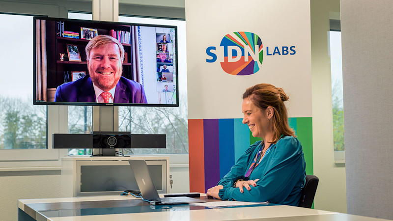 Danielle Hermsen, manager Support bij SIDN, in gesprek met Zijne Majesteit de Koning Willem Alexander tijdens een online werkbezoek aan SIDN.