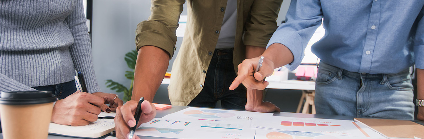 Team werkend aan indeling grafieken