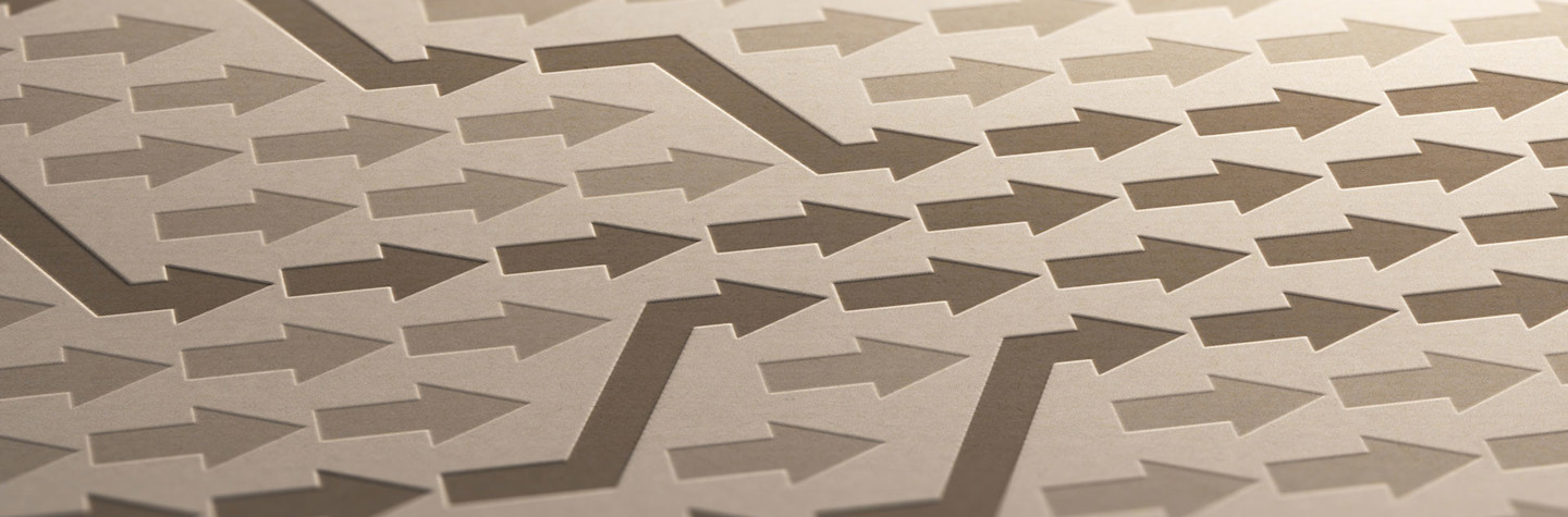 Pijlen uit verschillende richtingen komen samen en gaan samen verder als één lijn.