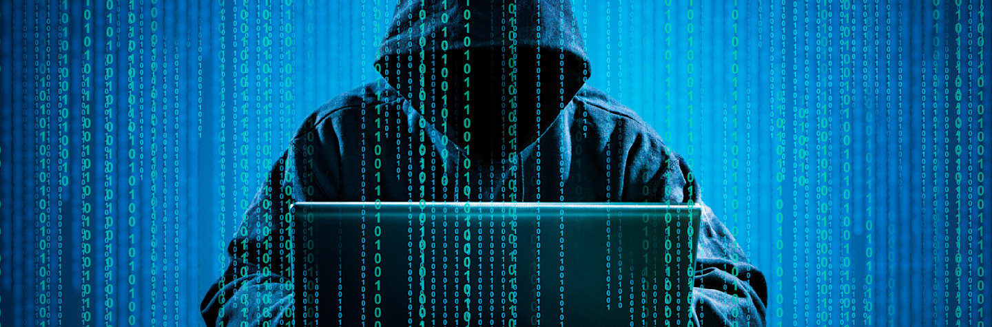Cybercrime: hacker achter een laptop
