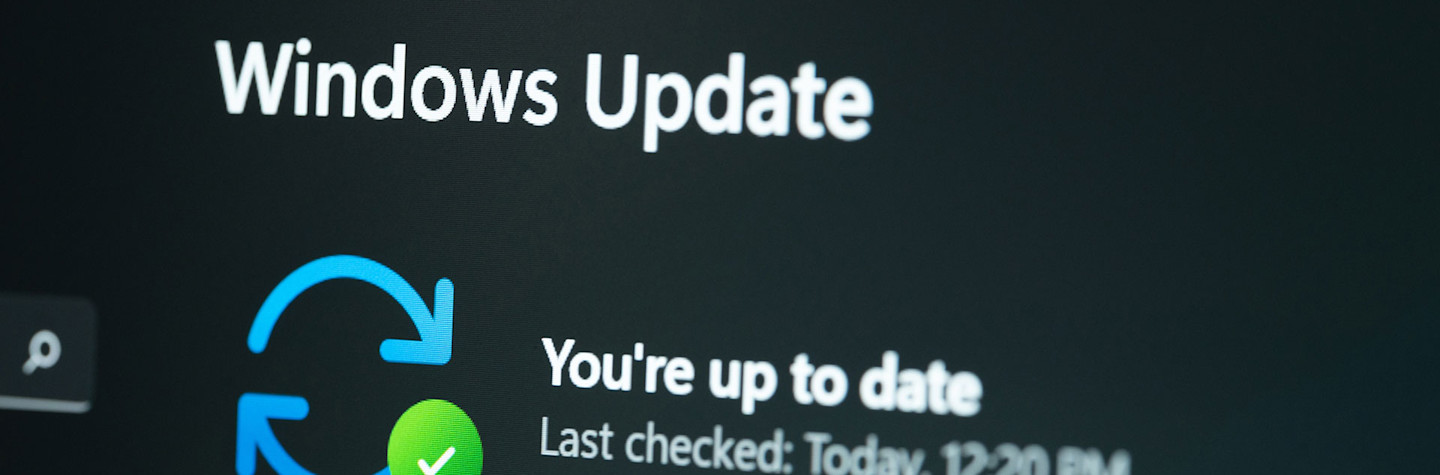 Close-up van laptopscherm waarop het controleren van Windows-update te zien is.