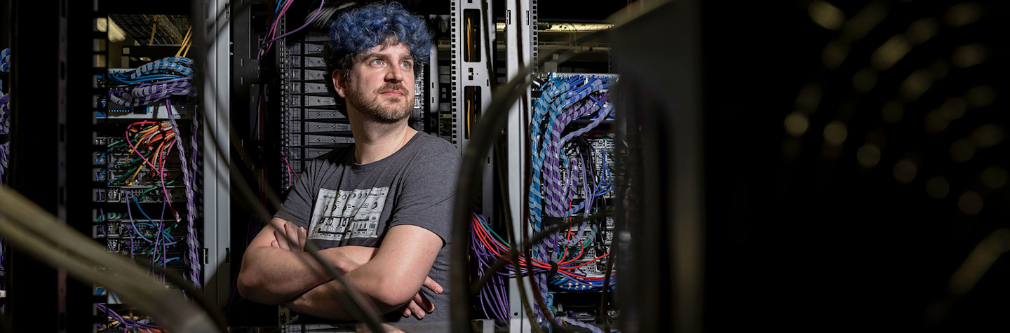 Portret van Ruben Verborgh, professor gedecentraliseerde webtechnologie bij het IDLab van de Universiteit Gent