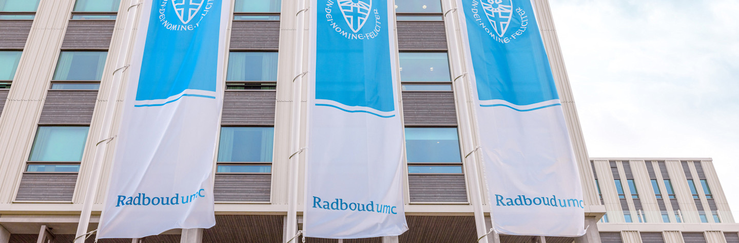 Vlaggen voor het gebouw van Radboudumc in Nijmegen