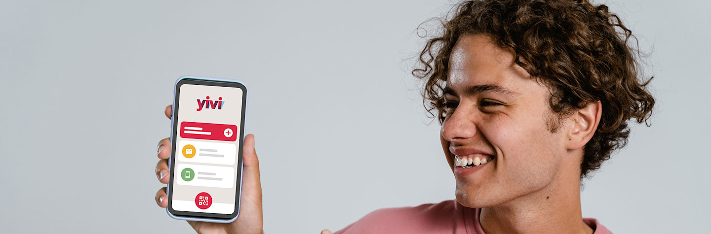 Jongen met smartphone met daarop de Yivi-app