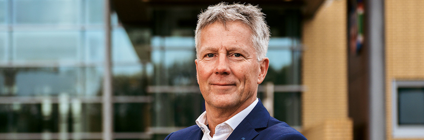 Roelof Meijer in front of SIDN office