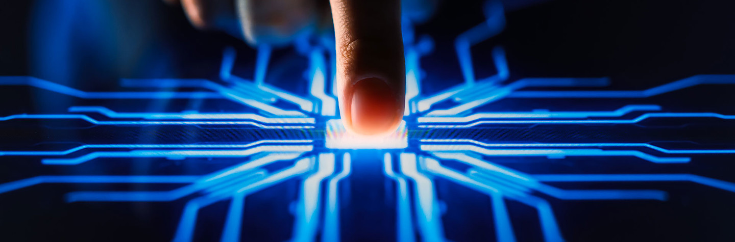 Vinger die een futuristische button op een touchscreen indrukt