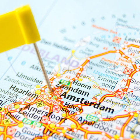 Kaart van Nederland met daarin een vlaggetje geplaatst bij Amsterdam