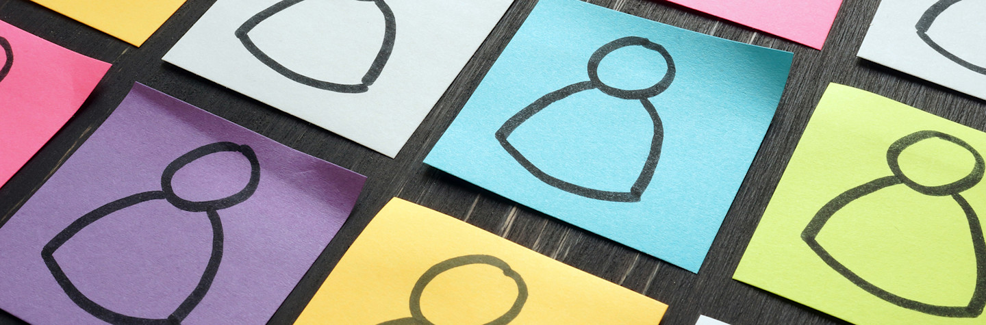 Gekleurde post-its met silhouetten van mensen.