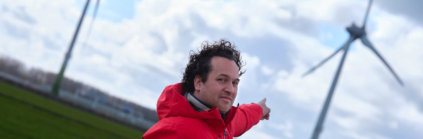 Paul de Ridder from Particibeter, pointing to a windmill