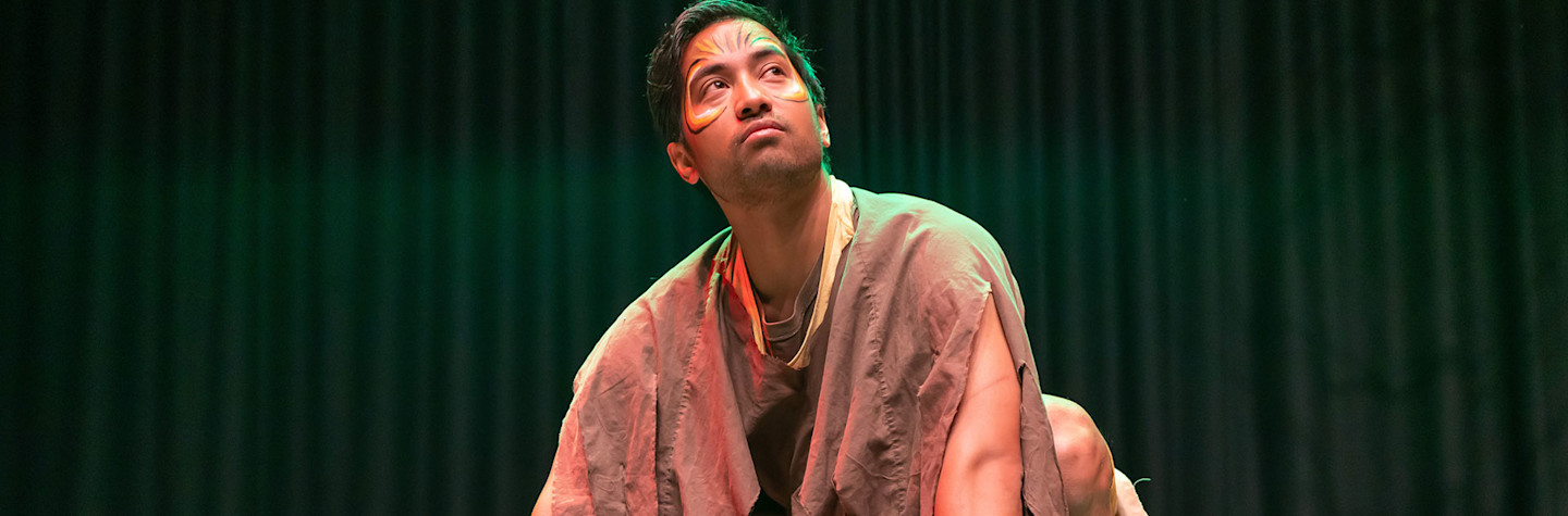 Photo of Patrick van Gurp on stage during the performance 'The Jungle Warrior'.