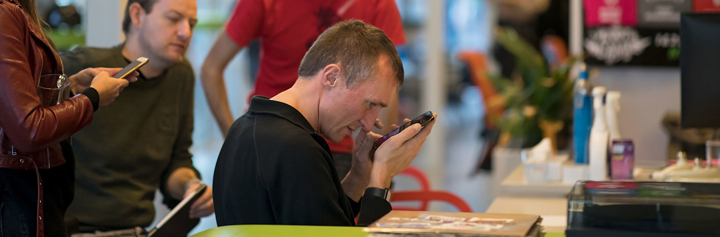 Slechtziende persoon bedient een smartphone