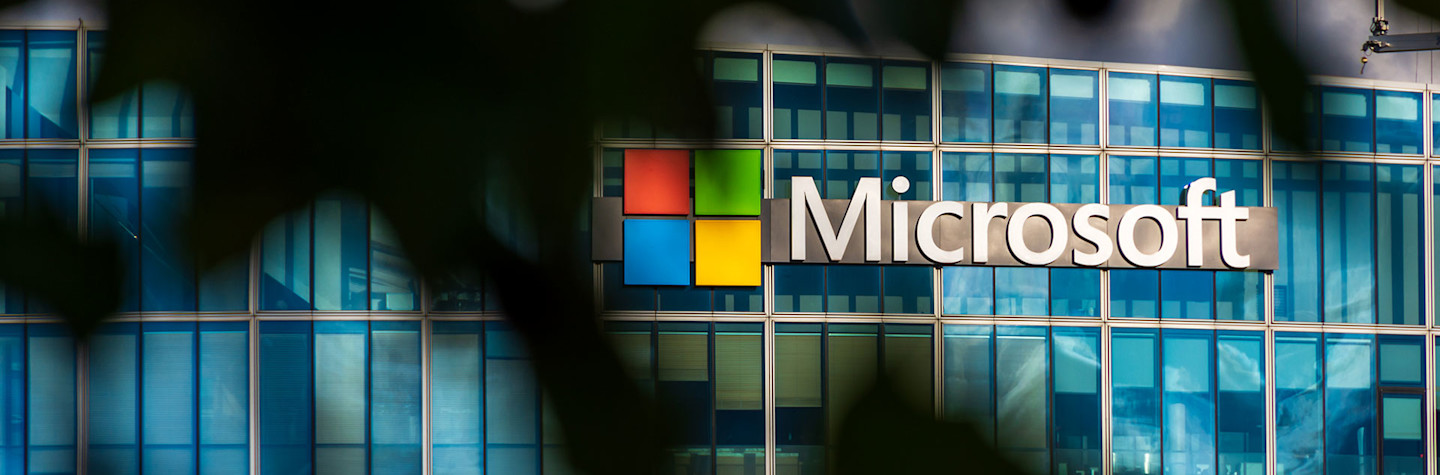Het Microsoft-logo op het Franse hoofdkantoor van Microsoft in Issy-les-Moulineaux