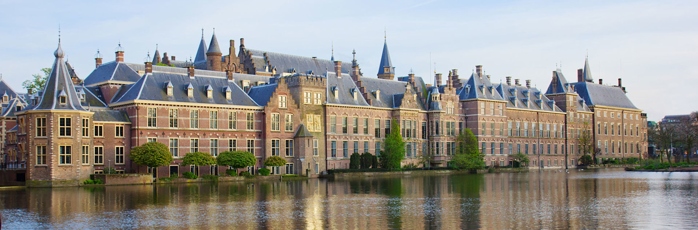 Het Binnenhof in Den Haag gezien vanaf de vijver