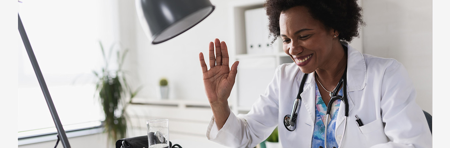 Arts heeft digitaal contact met de patiënt via een tablet