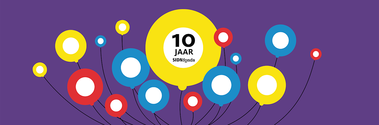 Balloons in the corporate colors of SIDN fund (blue, yellow and red) on a purple background. One of the balloons says '10 years of SIDN fund'.